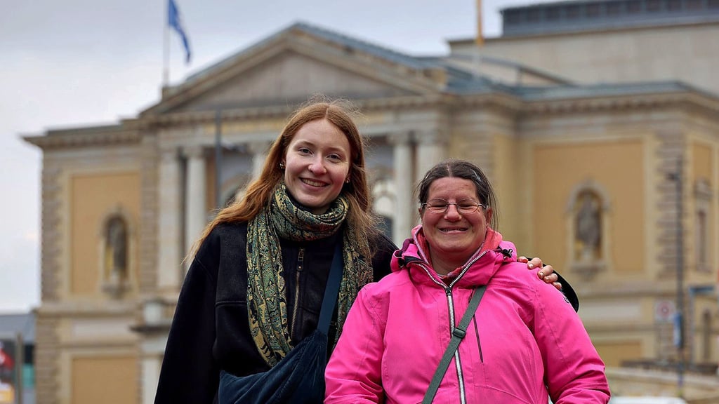 Verbringen gern Zeit miteinander: Laura Mangold (links) und Sindy Berkes haben innerhalb ihrer Kulturpatenschaft für „Hänsel und Gretel“ auch schon das Opernhaus besucht.