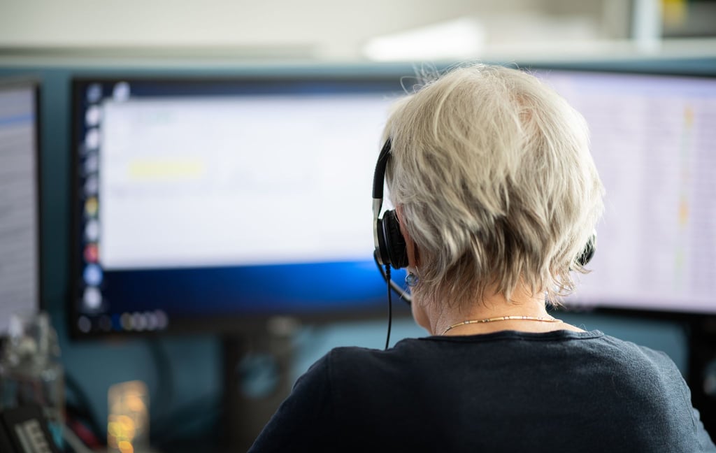 Eine Mitarbeiterin arbeitet in einer Telefonzentrale. (Archivbild)