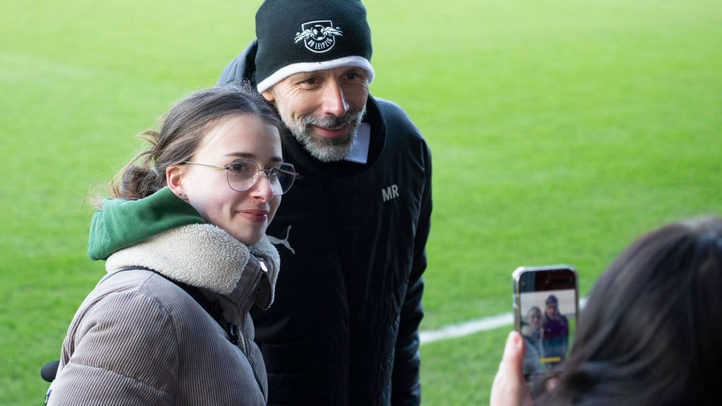 Marco Rose mit einer jungen Anhängerin beim Training von RB Leipzig.