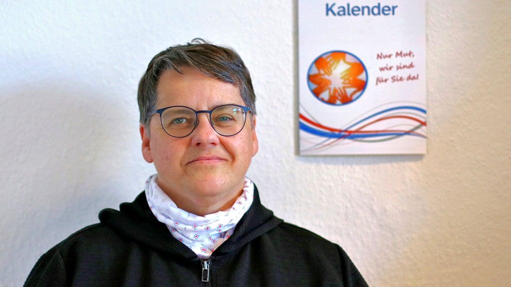 Astrid Elling arbeitet bei der Selbsthilfekontaktstelle des Paritätischen Wohlfahrtsverbandes in Stendal. Diese hat gemeinsam mit anderen Stellen einen Kalender erstellt, der Mut machen soll.