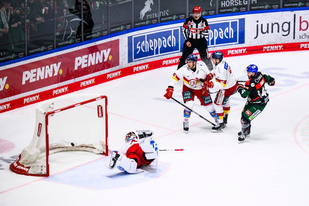 Augsburg bezwingt Düsseldorf und hofft wieder auf den Ligaerhalt in der Deutschne Eishockey Liga.