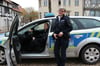 Die Haldensleber Regionalbereichsbeamten Sebastian Dörge und Nicole Feige parken ihren Polizeiwagen vor dem Rathaus.