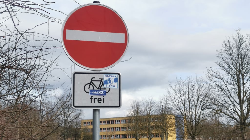 Eigentlich nicht zu übersehen: Motorisierte Fahrzeuge dürfen hier nicht rein.