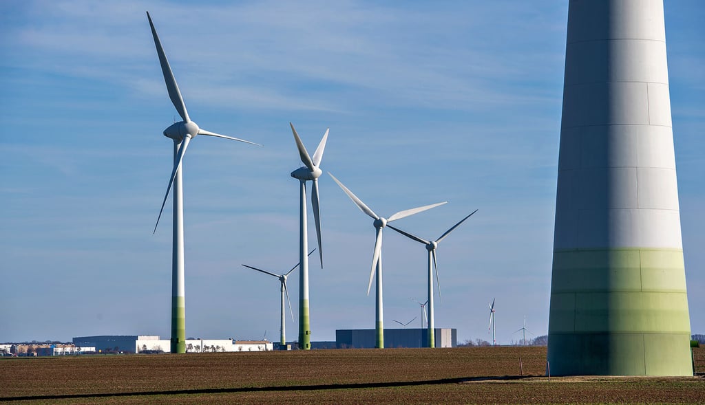 Die 13 alten Windräder zwischen Pretzsch und Görschen sollen zehn größeren Anlagen weichen. Drei ausgediente wurden bereits abgerissen.