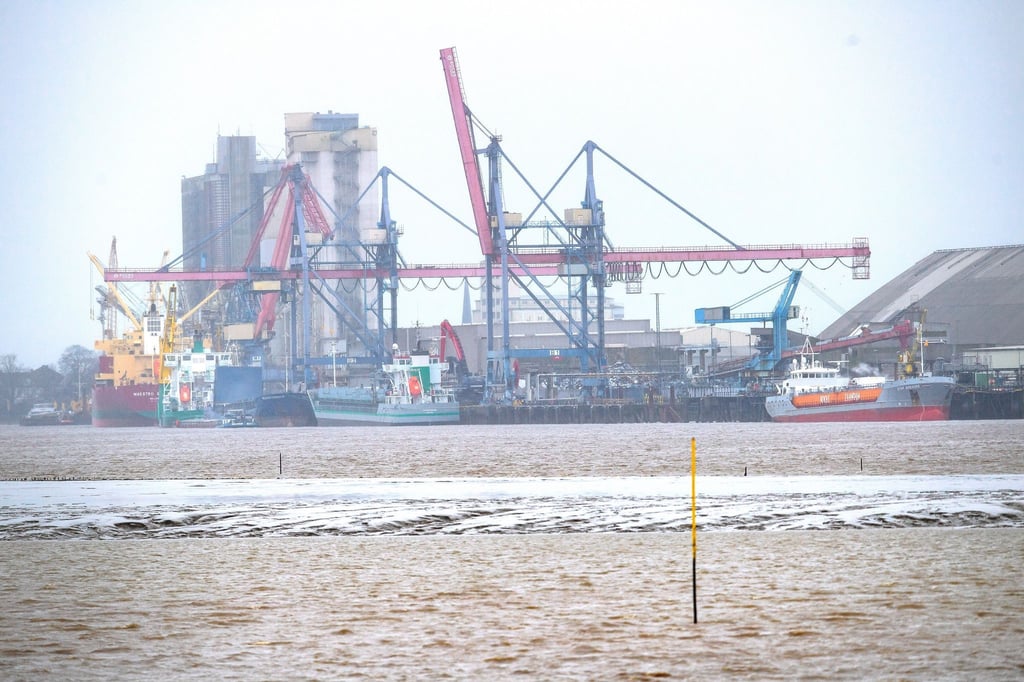 Im Hafen von Brake an der Unterweser wollten die mutmaßlichen Drogenschmuggler die Kokain-Pakete aus einem Schiffsrumpf bergen. (Symbolbild)