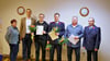 Ortswehrleiter René Matla (rechts) , Ortsbürgermeisterin Ute Matthies (von links) und Oberbürgermeister Bastian Sieler gratulierten den Beförderten und Geehrten Sebastian Dammert, Jonas Richter und Guido Haeder.