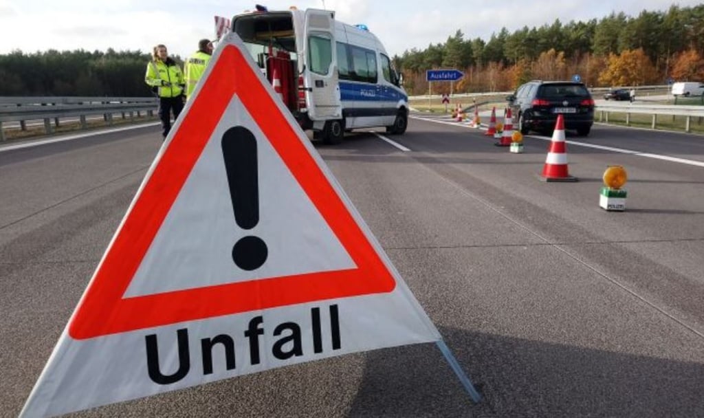 Bei einem schweren Unfall nahe Schleberoda sind zwei Menschen schwer verletzt worden.