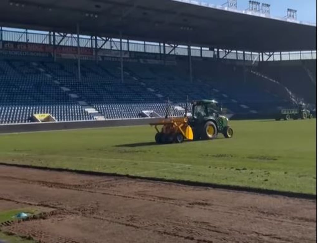 Die Avnet-Arena in Magdeburg bekommt einen neuen Rasen.