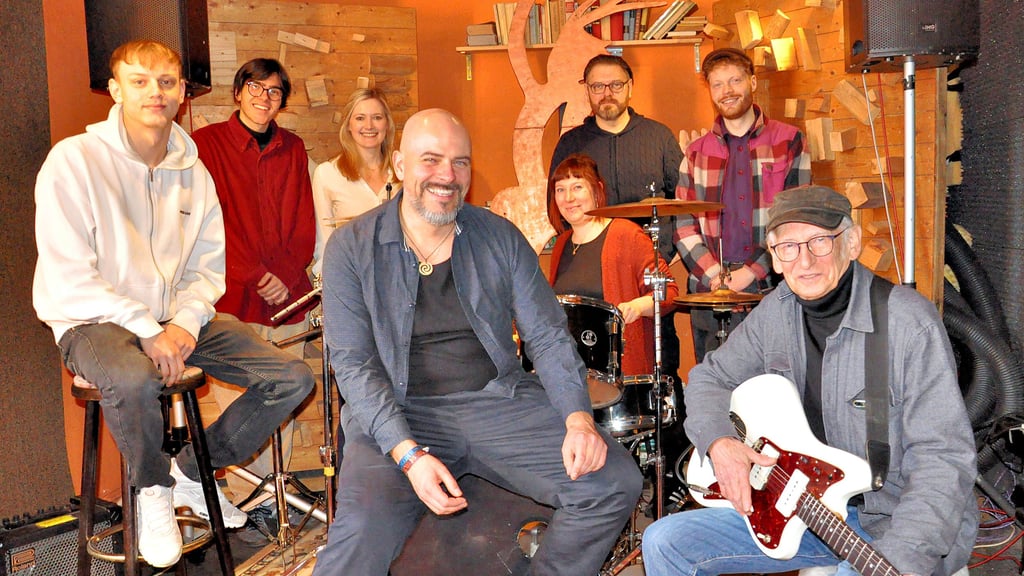 Das Local-heroes-Team präsentiert sich: Dazu gehören Henri Arndt (von links), Ferdinand Günther, Julia Sasse, Tom Vogelsang, Viviane Hoppe, Michael „Elvis“ Schulze, Niklas Bäuerle und Dieter Herker.