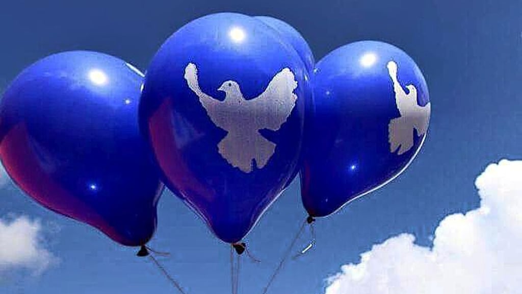 Luftballons mit einer weißen Friedenstaube stehen auch als Symbol für Hoffnung auf ein Ende des Krieges in der Ukraine.