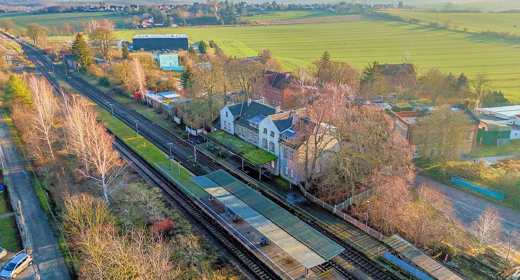 Am Teucherner Bahnhof zweigt die Regionalbahnlinie 76 Weißenfels – Zeitz und ein weiteres Gleis in Richtung Naumburg ab, weches seit 15 Jahren nicht mehr befahren wird.