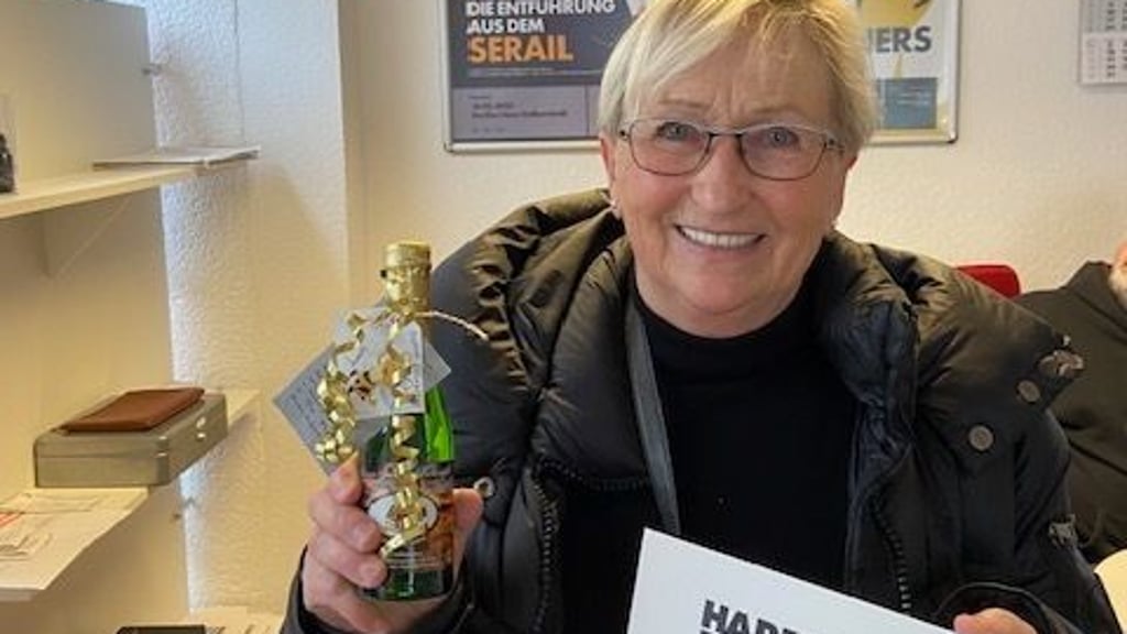 Renate Schrader ist überwältigt. Zu den Freikarten für Mozarts Oper gab es noch ein kleines Präsent.