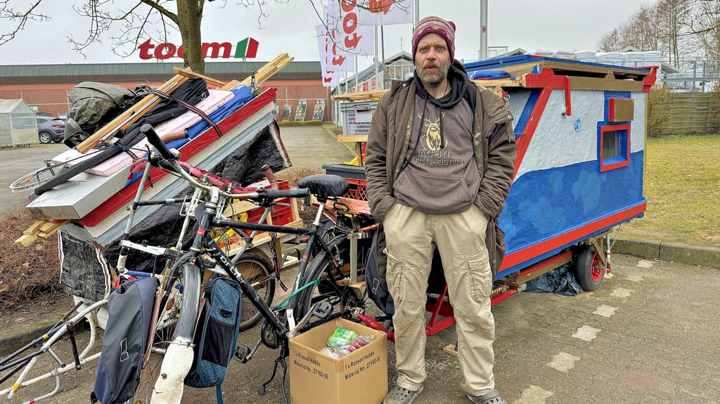 Der Obdachlose Holger Schmidt campiert in seinem selbst gebauten Fahrradanhänger auf dem Parkplatz eines Einkaufszentrums in Wittenberge.