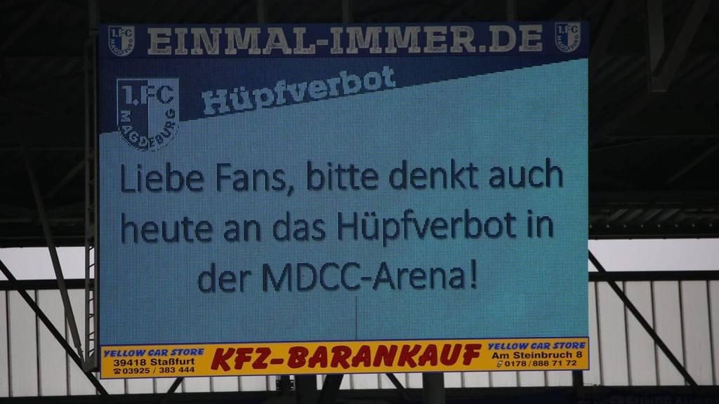 Hinweis auf der Anzeigetafel im Magdeburger Stadion, im August 2017: Hüpfverbot beim FCM-Spiel gegen Werder Bremen II.