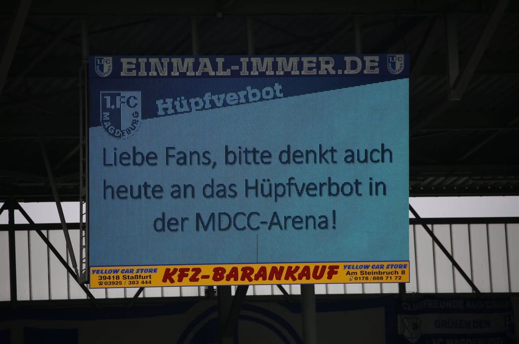 Hinweis auf der Anzeigetafel im Magdeburger Stadion, im August 2017: Hüpfverbot beim FCM-Spiel gegen Werder Bremen II.