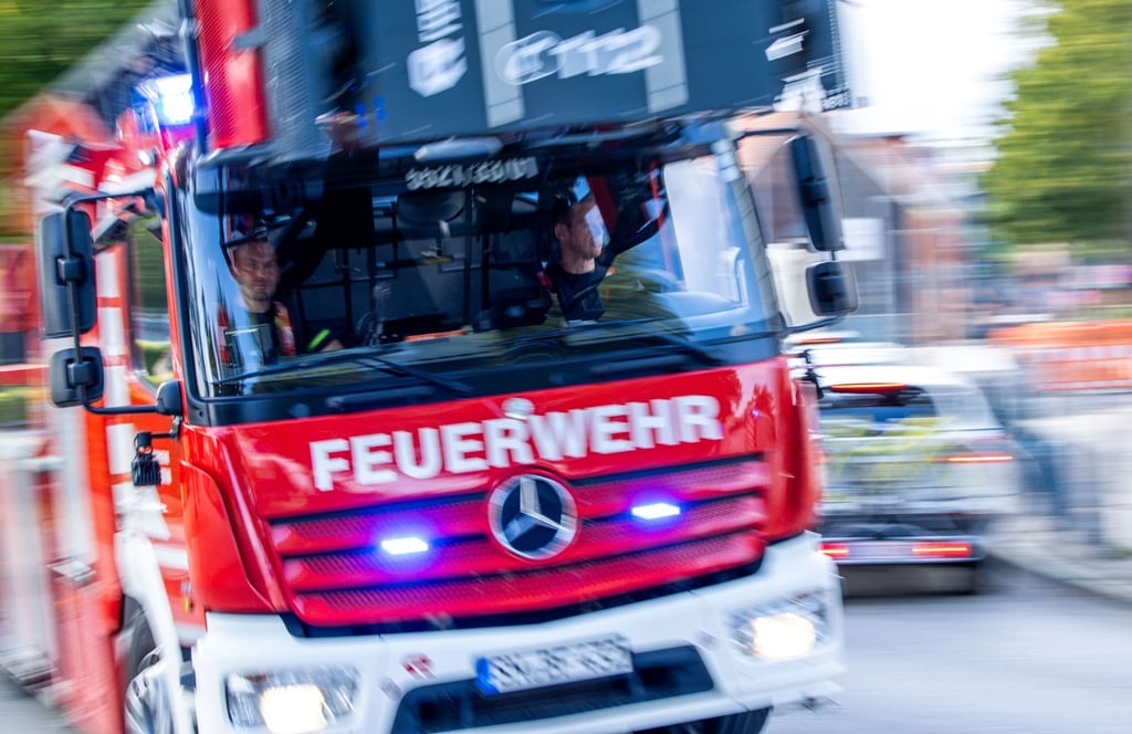 Die Feuerwehr löscht einen Brand im Eichsfeld. (Symbolbild)