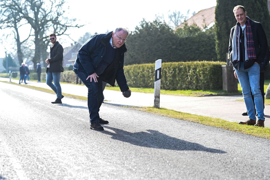 Niedersachsens Ministerpräsident Stephan Weil kommt inzwischen jedes Jahr zum Landschaftsboßeln nahe Aurich in Ostfriesland.