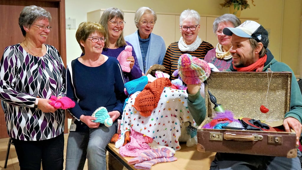 Klinikclown Robert Wischeropp und die Sträkelliesel Waltraud Lips (v.l.), Doris Große, Angela Haus, Gabi Triebel, Friedel Brückner und Gisela Ebert.
