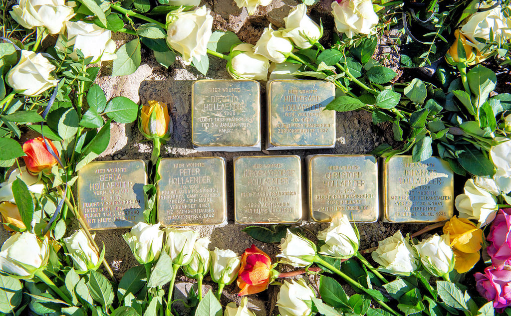 Sieben Stolpersteine – fünf neue, zwei überarbeitete – sind zum Gedenken an die Familie Hollaender vor dem Haus 5 am Spechsart verlegt worden.