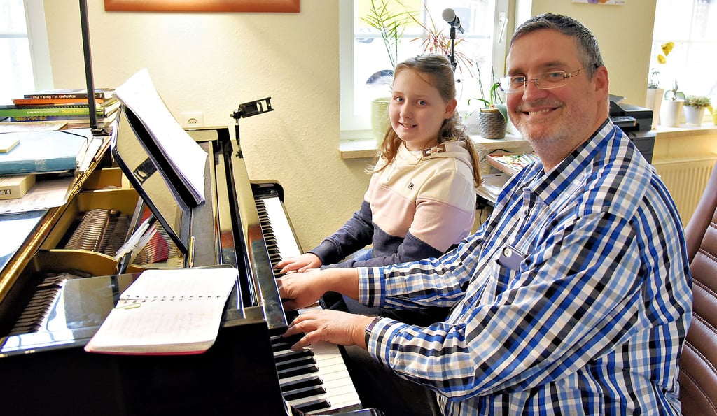 Andere für Musik begeistern und zu unterrichten, ist die große Leidenschaft von Tino Hoffmann. Vor 16 Jahren gründete er seine Musikschule. Zu den Schülerinnen gehört seit dreieinhalb Jahren auch Milla aus Apenburg.