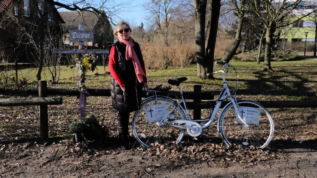Monika May steht an der Gedenkstelle für die verstorbene Diana Patrica Vasquez A. Das Weiße Fahrrad ist das erste seiner Art in Wittenberg gewesen.