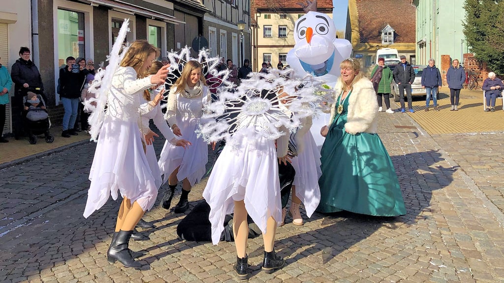 Schneemann Olaf und die Schneeflocken bringen es am Dienstag in Pretzsch zu Ende: Sie meucheln den Prinzen.