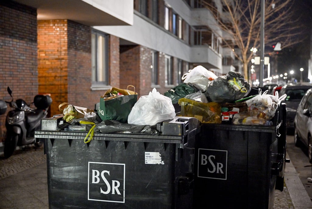 Die Beschäftigten der Berliner Stadtreinigung legen am Donnerstag erneut die Arbeit nieder. (Archivbild)