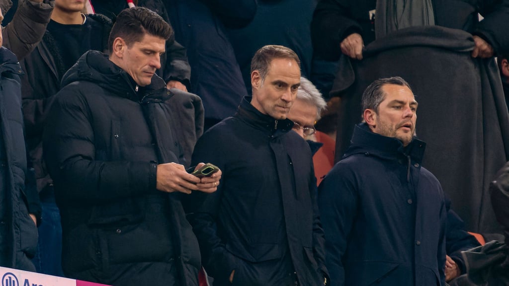 Führungstrio bei RB: Berater Mario Gomez, Red-Bull-Geschäftsführer Oliver Mintzlaff und Sportgeschäftsführer Marcel Schäfer (v.l.)