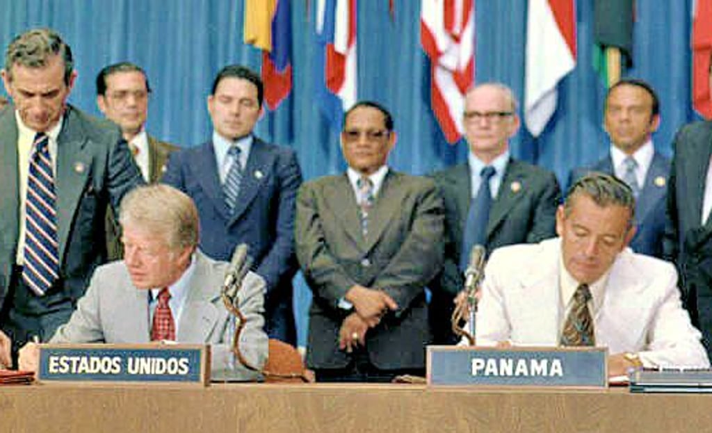 Jimmy Carter (l.) und Omar Torrijos unterzeichnen am 7. September 1977 in Washington die „Kanal-Verträge“.