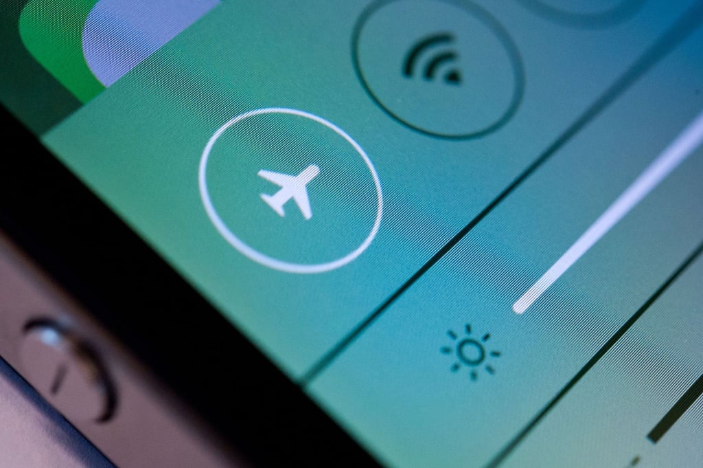 Flugmodus an: Mit Handy-Einstellungen kann man regeln, was und wer einen wann erreichen kann - und so für echte „Flow“-Momente sorgen.