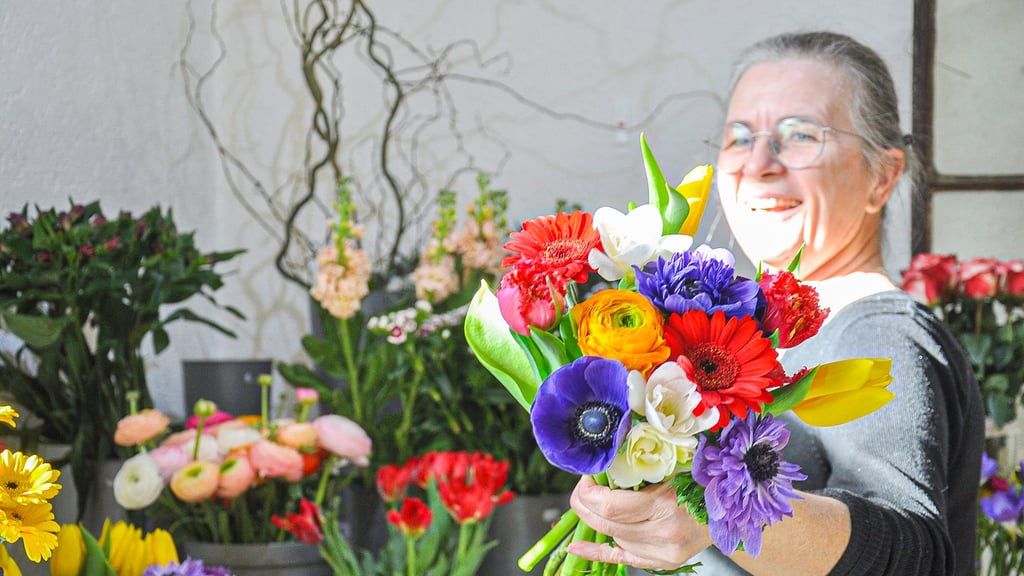 „Die Sträuße zum Frauentag sind bunt“, sagt Silke Panse von der Gärtnerei Panse in Seehausen (Landkreis Stendal). Da der 8. März dieses Jahr auf einen Sonnabend fällt, sei schwer zu sagen, wie groß der Zulauf der Herren ist.