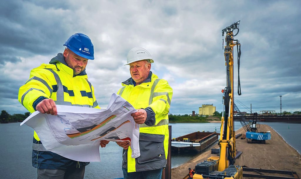 Der Neubau des Fangedamms im Industriehafen Magdeburg beim Einbau der Spundwand mit Oberbauleiter Niko Wulf und Bauleiter Martin Neubauer.