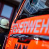 Beim Verbrennen von Gartenabfällen hat ein Rentner ein größeres Feuer verursacht.