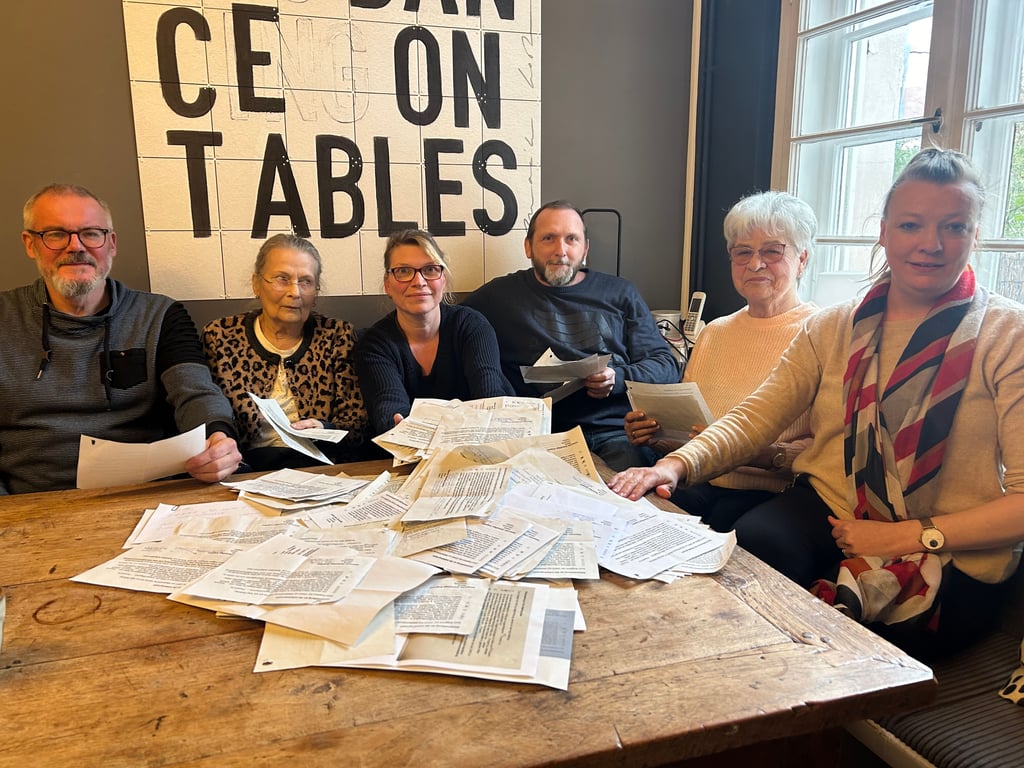 Über 300 Rückmeldungen gab es zu der Umfrage der Gruppe in Magdeburg-Reform. Andreas Herrmann (von links), Monika Ortloff, Christiane und Jens Müller, Babsi Lagodny und Katharina Overmann sortieren die Zettel.