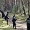 Erneut durchsucht die Polizei ein Waldgebiet bei Stendal auf der Suche nach der vermissten Inga.