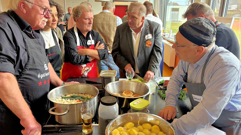 Während die Teilnehmer für den guten Zweck gekocht haben, waren auch Fachsimpeln und Netzwerken angesagt.