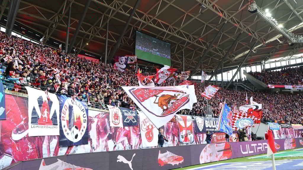 Sie halten der Mannschaft auch in der schweren Phase die Treue: RB-Fans in Sektor B.
