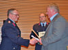 Bürgermeister René Zok (r.) befördert Stadtwehrleiter Christian Brinse (l.) zum Brandinspektor, dessen Vize Matthias Freitag zum Oberbrandmeister.