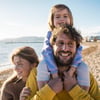 Die Sonne scheint und alle sind happy: So soll es sein im Familienurlaub - und mit ein bisschen Kompromissbereitschaft und Flexibilität gelingt das auch.