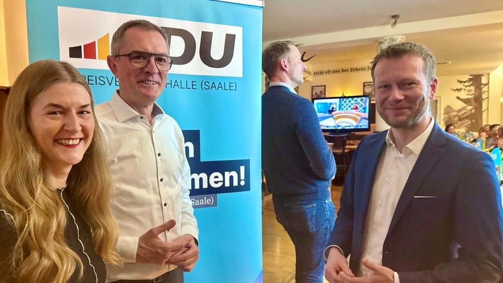 CDU-Kreischef Marco Tullner (Mitte) am Wahlabend mit Kerstin Godenrath und Christoph Bernstiel.