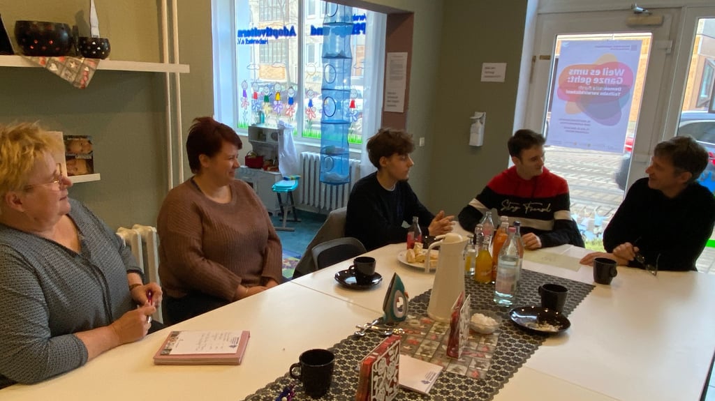 In den Räumen des Vereins der Pflege-und Adoptiveltern Halberstadt sprachen die Vorstandsmitglieder Kathrin Kube und Hanka Veckenstedt mit Finn Schneider, Ryan-Sullivan Becker und Lehrer Jörg Spix (von links) über das bevorstehende Charity-Dinner des Martineums auf der Huysburg.