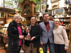 Martina Kubisch, Judith Tasche, Henry Thurisch und Nicole Risse (v. l.) bei der Übergabe des Pokals im Kunst- und Auktionshaus.