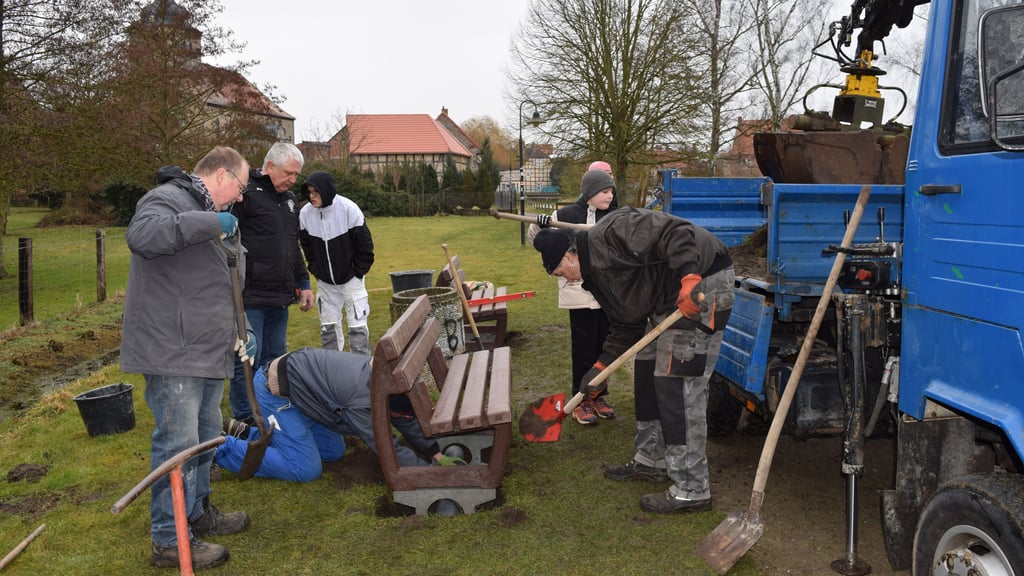 An den Allerwiesen wurden zwei zwei neue, robuste Bänke für die Spaziergänger fest im Boden verankert.