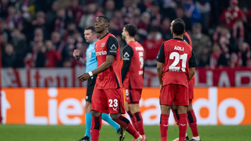 Nordi Mukiele (Bayer 04 Leverkusen) muss nach einer gelb-roten Karte den Platz verlassen.