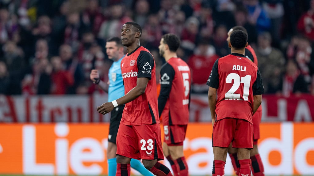 Nordi Mukiele (Bayer 04 Leverkusen) muss nach einer gelb-roten Karte den Platz verlassen.
