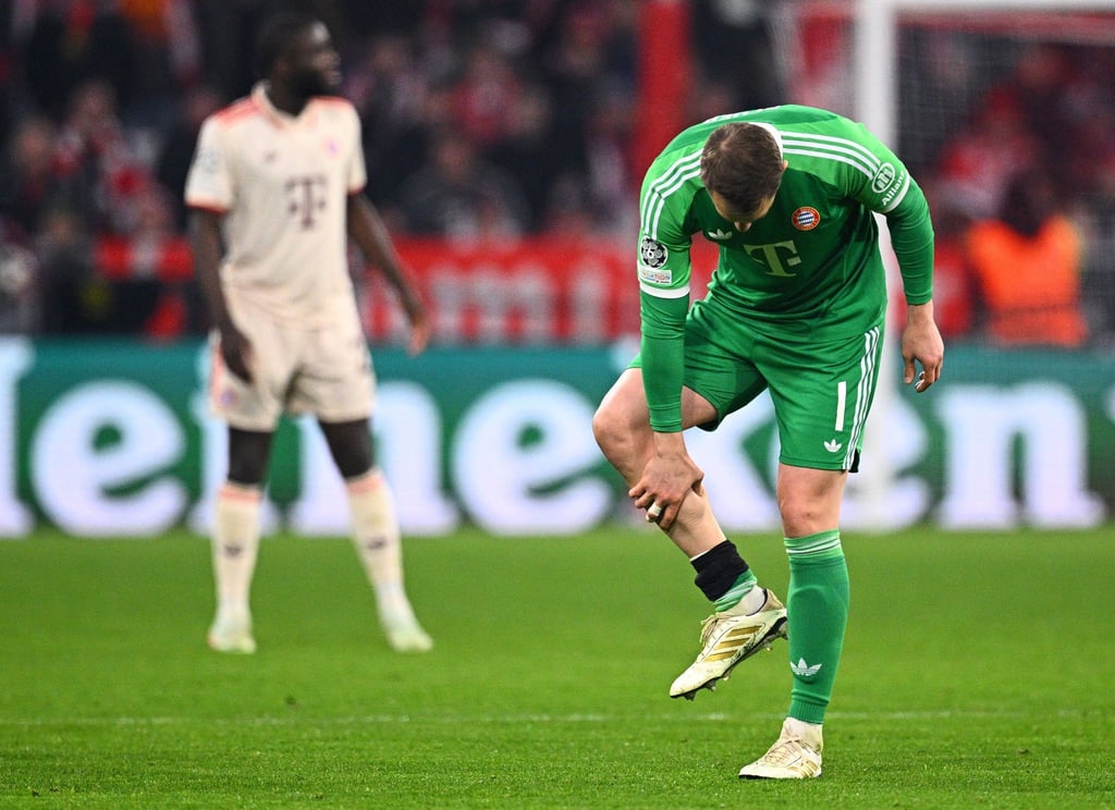 Manuel Neuer fasst sich an die verletzte Wade.