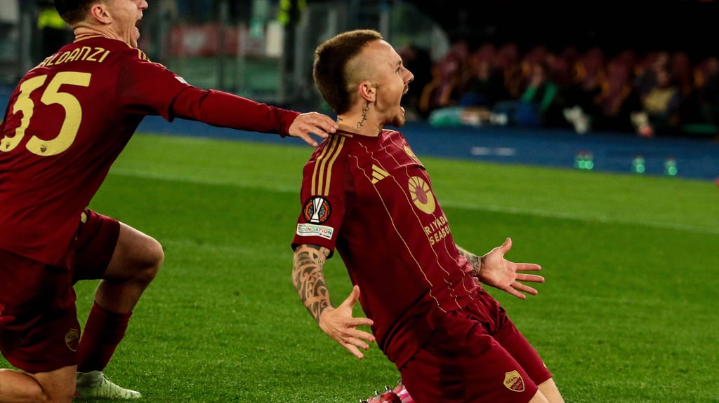 Angelino (r.) jubelt nach seinem Tor für die Roma.