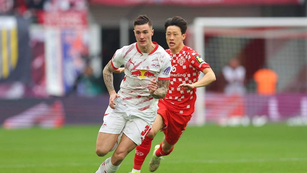 Benjamin Sesko (l.) im Laufduell mit Jae-sung Lee (Mainz 05).