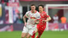 Benjamin Sesko (l.) im Laufduell mit Jae-sung Lee (Mainz 05).