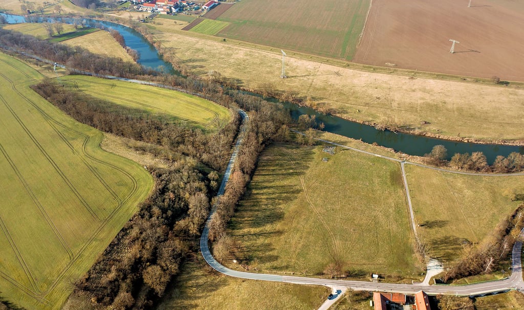 Nach Unfällen im vergangenen Jahr mit drei Toten und einem Schwerverletzten in der Diskussion: die Landesstraße 204 zwischen Naumburg (nach links) und dem Schönburger Kroppental. Auf rund einem Kilometer Strecke fordert der Kreis vom Land den Bau einer schützenden Leitplanke.